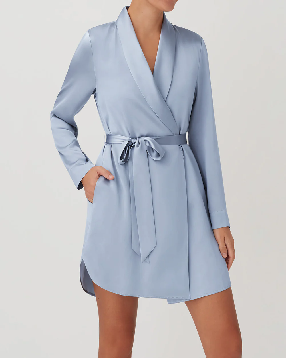 You are currently viewing Feeling Glam? Meet the 10 Best Silk Robes To Wear While You Glide Around the House