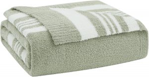 Read more about the article 12 Super-Cozy Throw Blankets To Wrap Yourself Up In (for All Sorts of Weather)