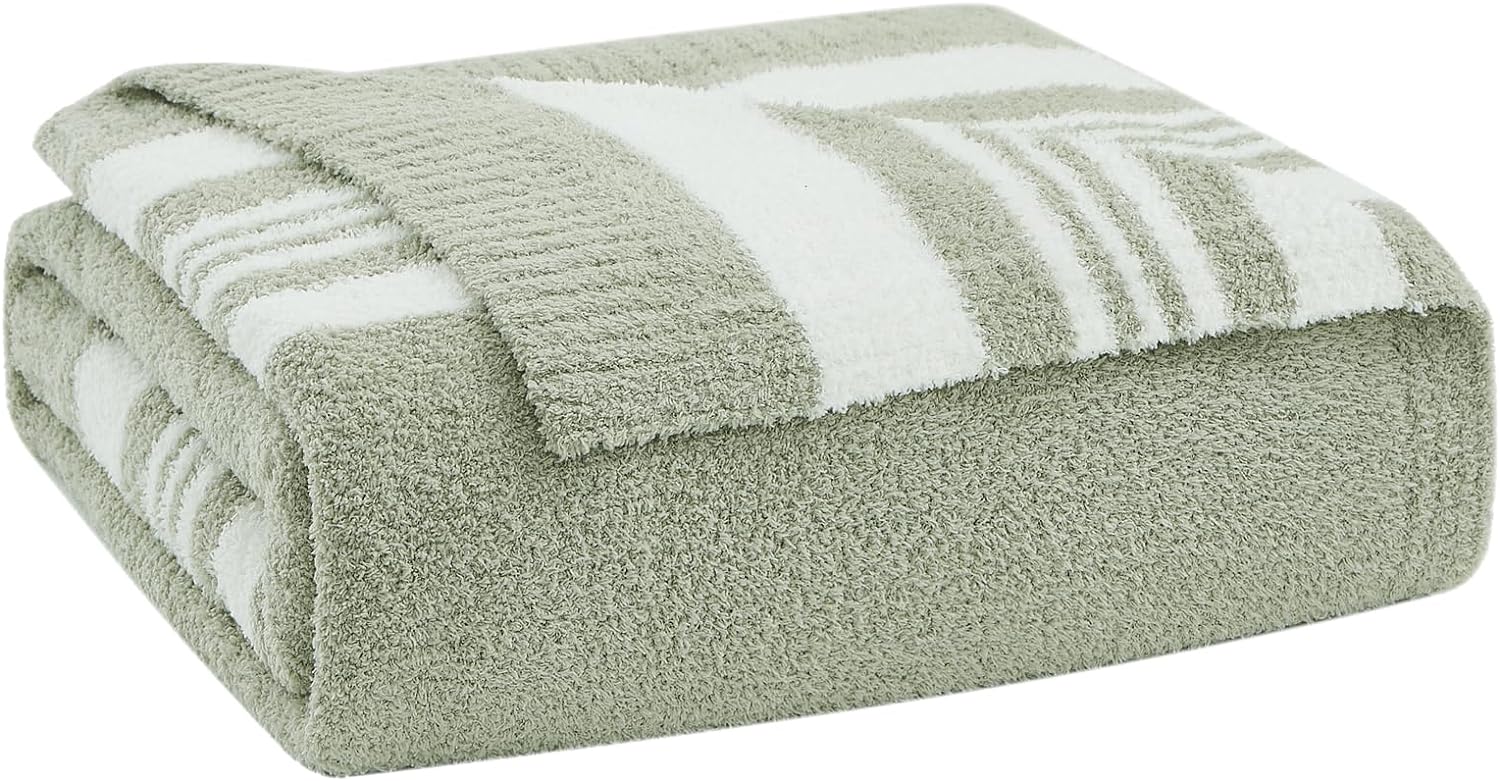 You are currently viewing 12 Super-Cozy Throw Blankets To Wrap Yourself Up In (for All Sorts of Weather)