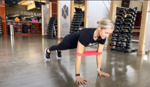 Read more about the article This Trick Using a Resistance Band Will Make Push-Ups Way Easier