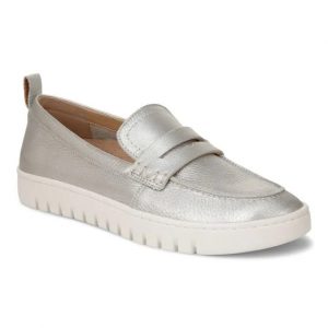 Read more about the article These Packable, Podiatrist-Approved Loafers Go With Everything and Don’t Take Up a Ton of Luggage Space