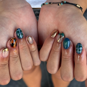 Read more about the article 13 Winter Nail Trends That’ll Be Huge This Year, From Frosty Tips to 3D Art