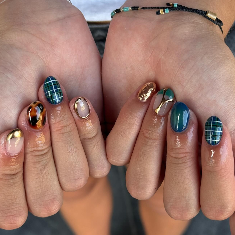 You are currently viewing 13 Winter Nail Trends That’ll Be Huge This Year, From Frosty Tips to 3D Art